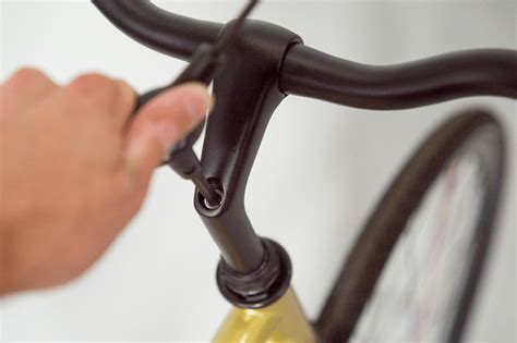 how to raise handlebars on bike and why do cyclists prefer high handlebars?